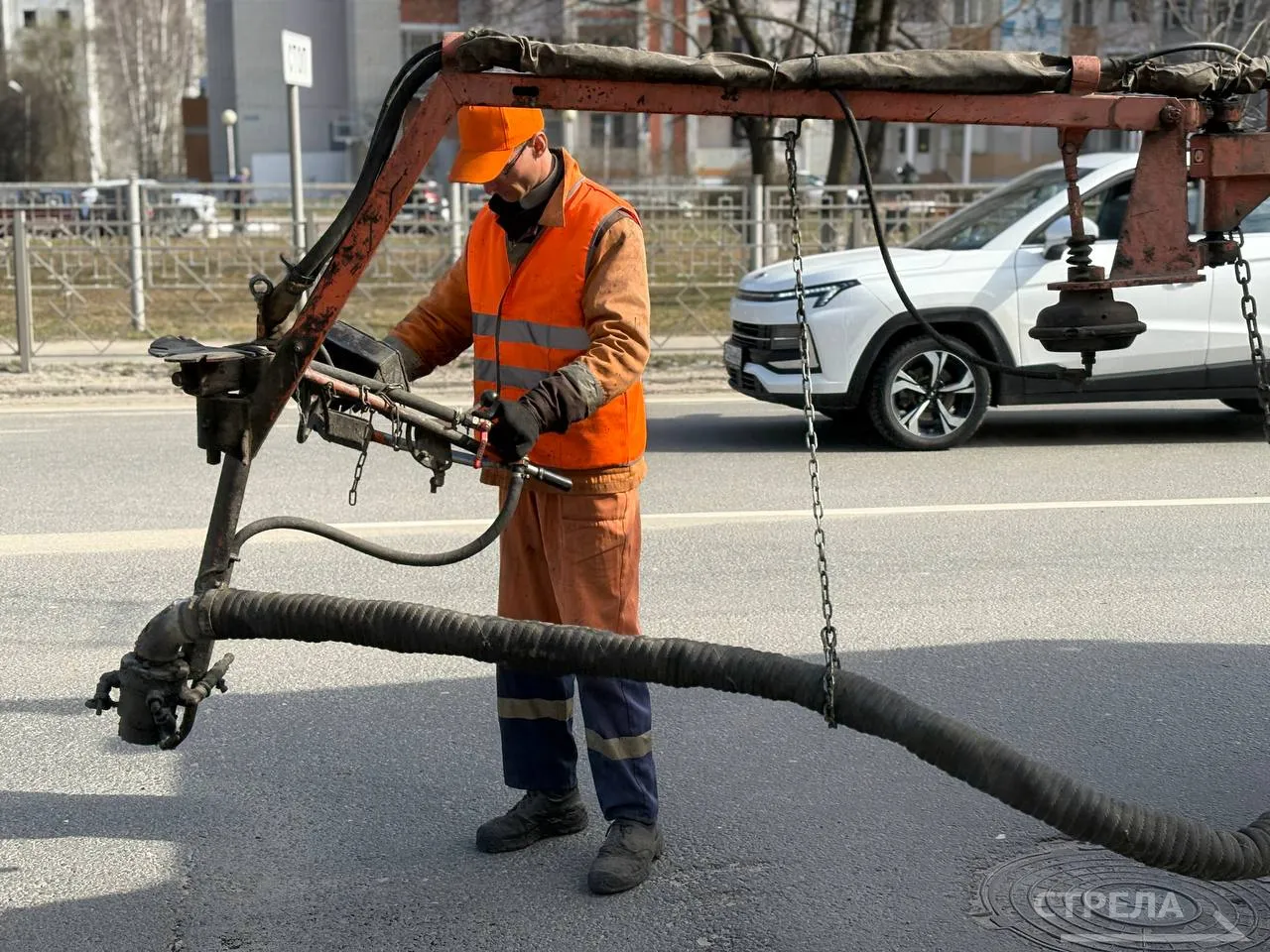 Теплая погода позволила дорожникам Брянска нарастить темпы ямочного ремонта