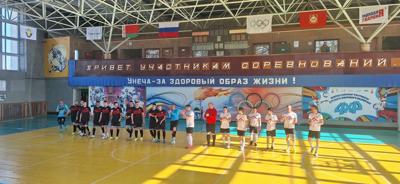 В Унече почтили память героев СВО футбольным турниром и вручением орденов Мужества их матерям