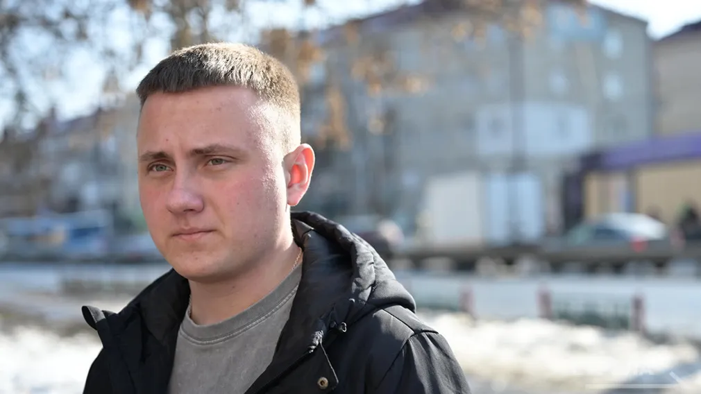 Студент БГИТУ помог дорожникам заделать воронку после ракетного удара