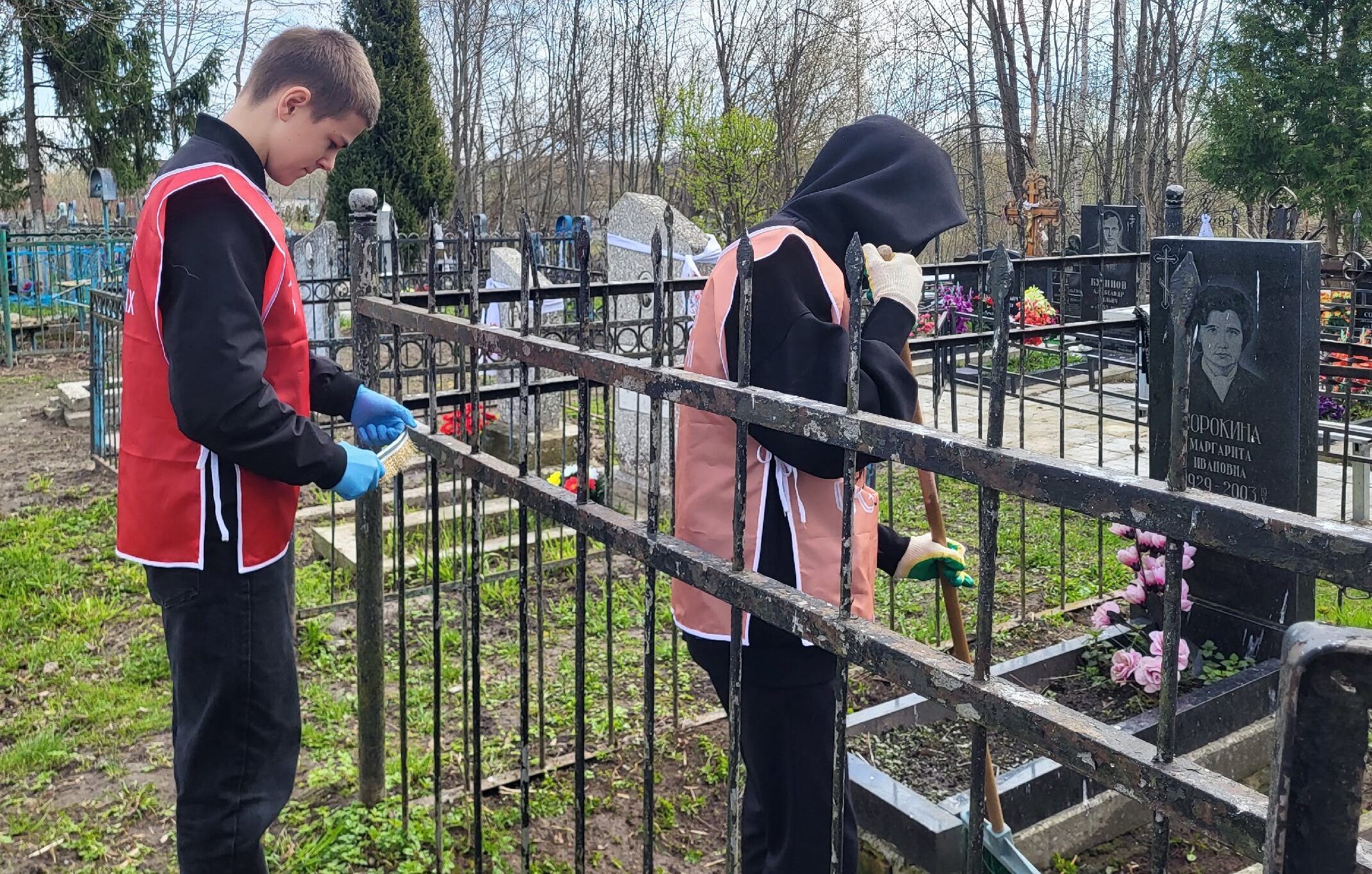 Мглинские волонтеры Движения Первых привели в порядок места захоронений ветеранов — педагогов