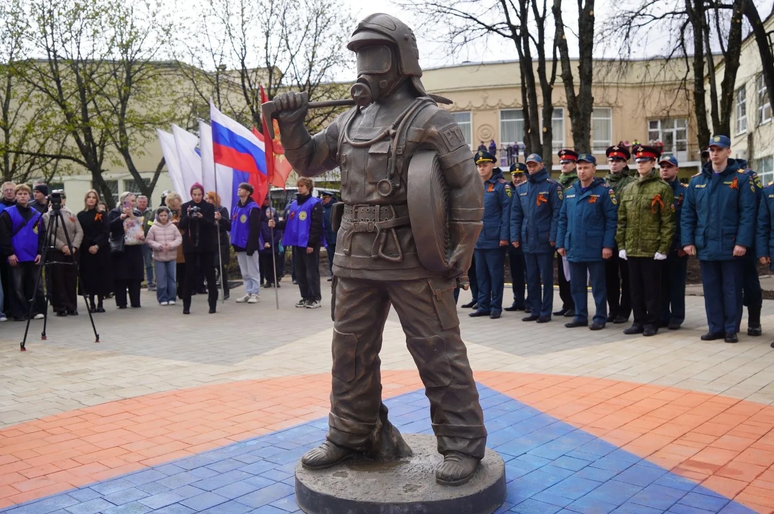 Сквер пожарных в Бежице пополнился монументом Огнеборцу