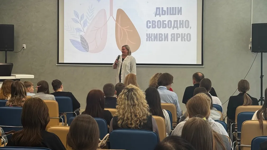 В Брянске обсудили риски зависимостей и ВИЧ на учебном семинаре для школьников