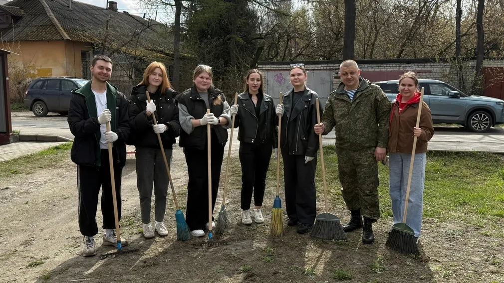 Волонтёры и ветеран СВО навели порядок в брянском соцучреждении