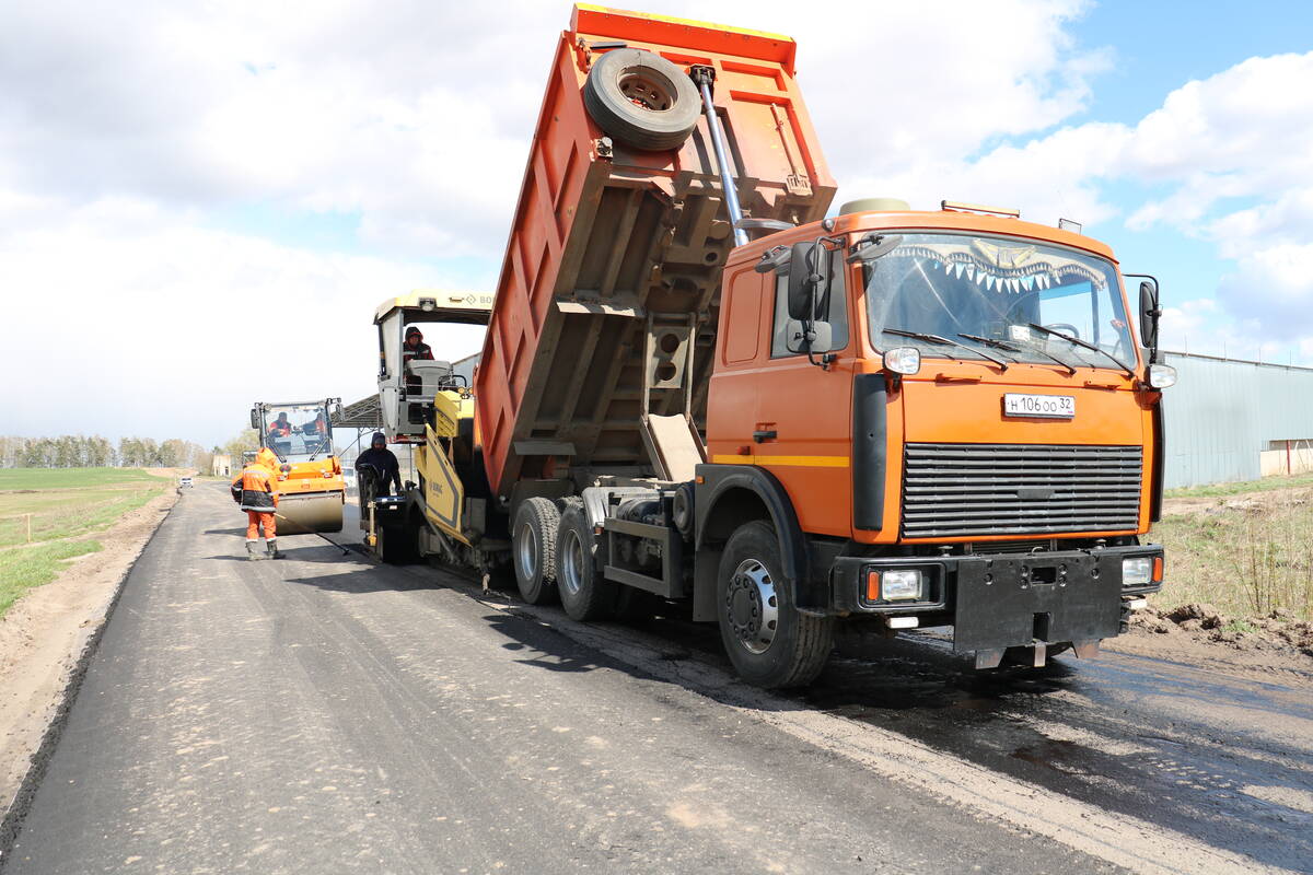 На трассе «Стародуб — Тарасовка» начали укладку асфальта
