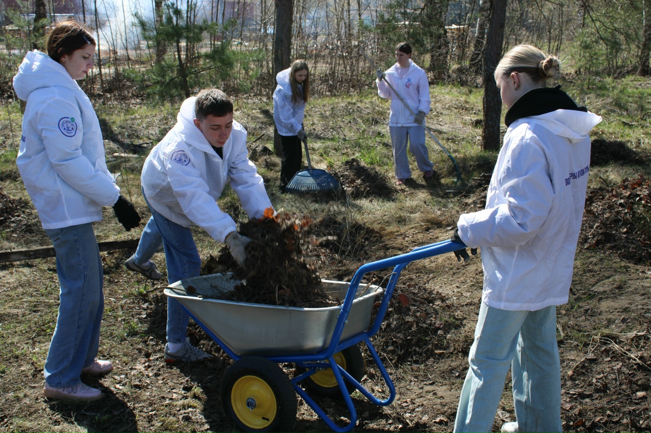 Волонтёры культуры Брянщины провели субботник и экскурсию в комплексе «Дулаг‑142»
