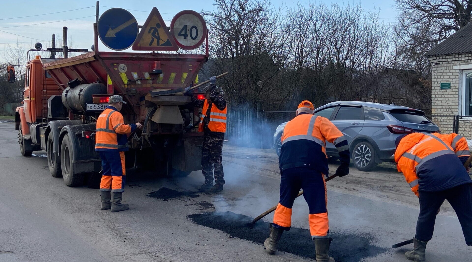 В Комаричах начался ямочный ремонт на шести ключевых улицах
