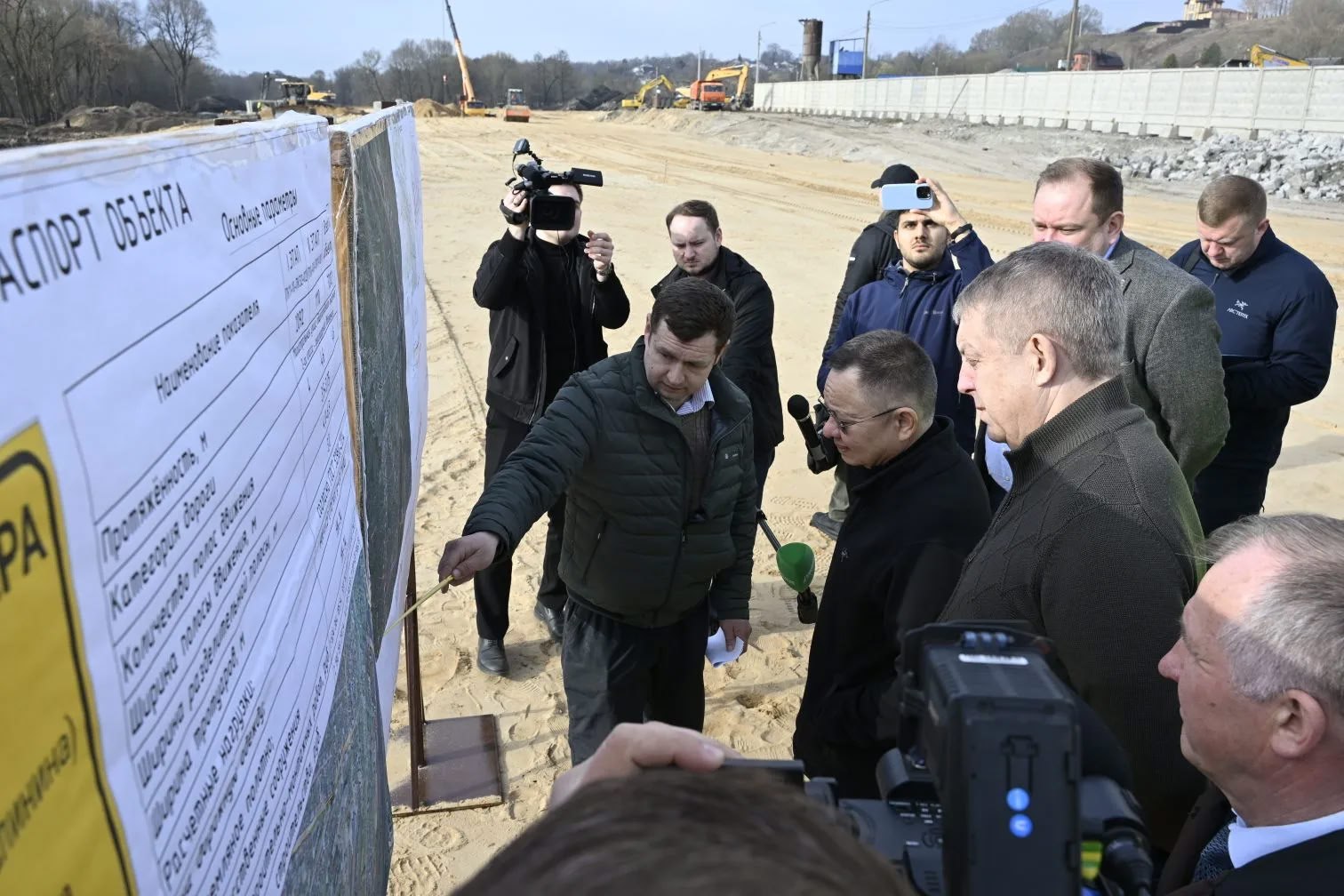 Министр строительства Ирек Файзуллин оценил ход работ на дублёре Карачижской в Брянске