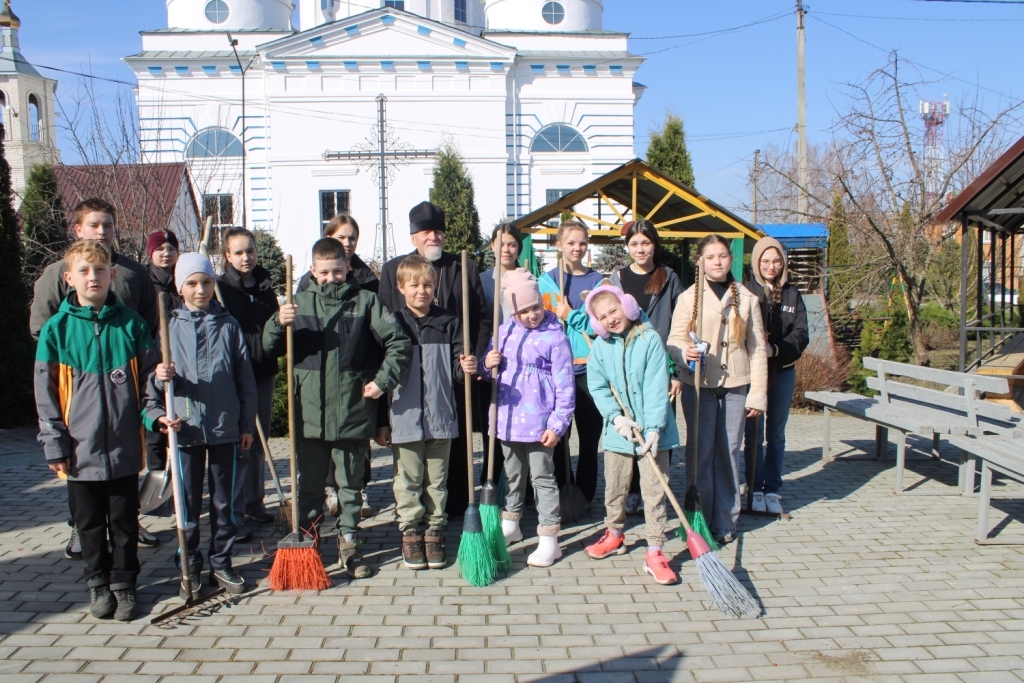 Воспитанники воскресной школы г. Мглина приняли участие в субботнике