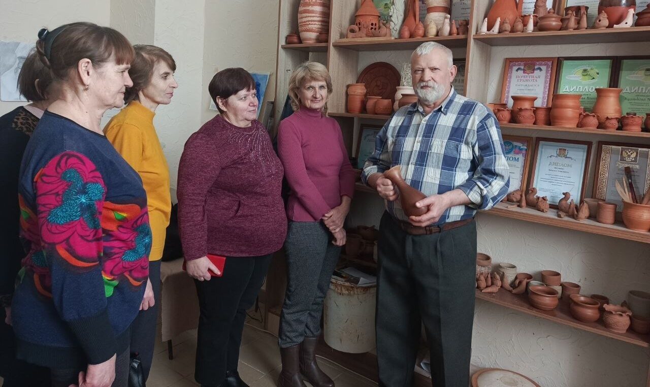 Мастер -класс для мглинчан зрелого возраста провел в гончарной мастерской Василий Шкляров