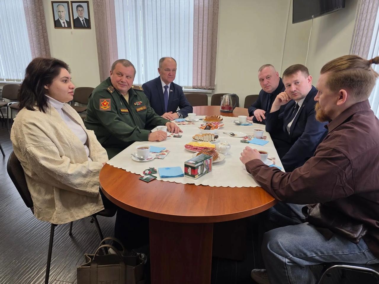 В Выгоничах почтили героев и обсудили соцмеры для участников СВО