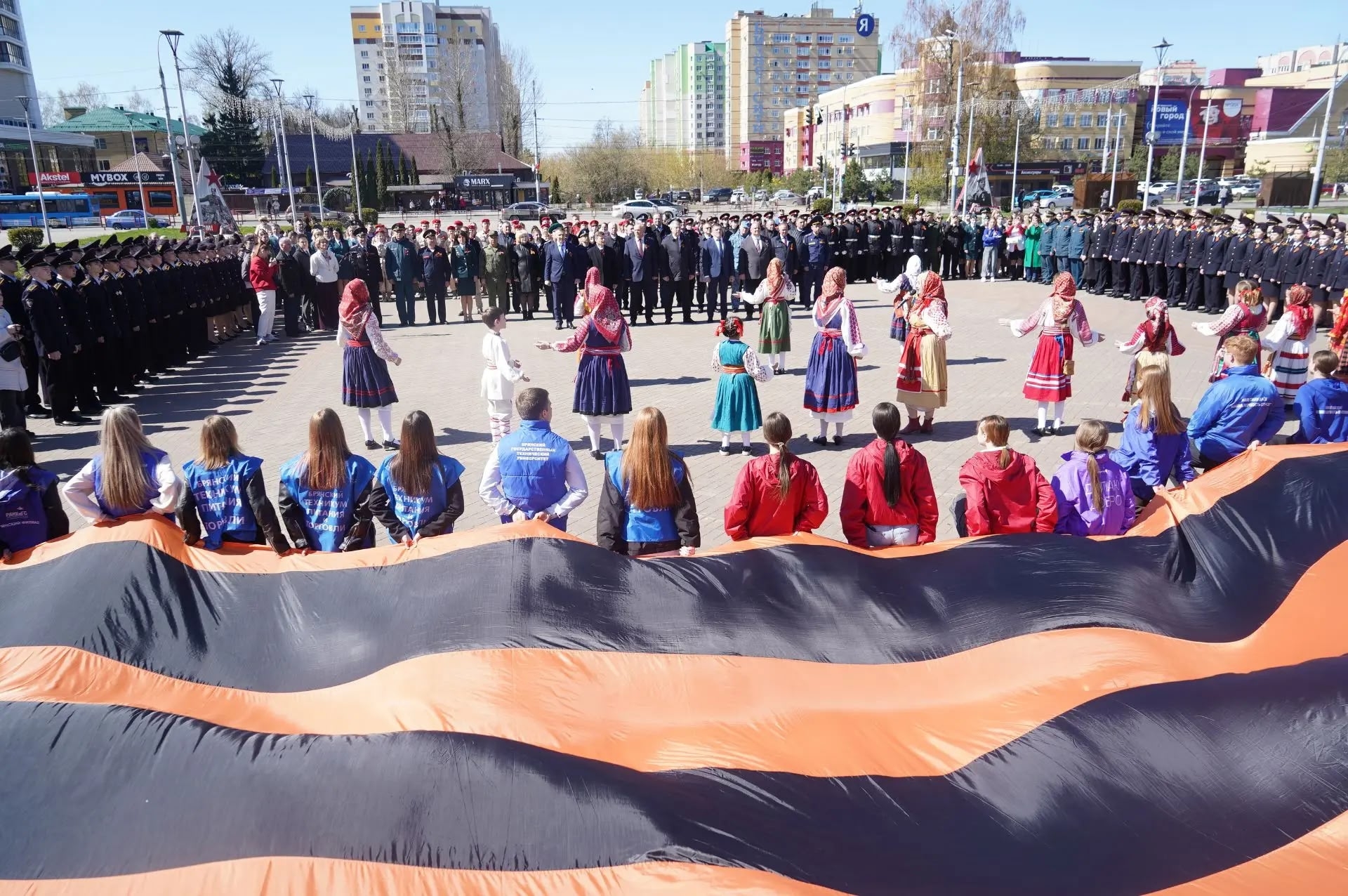 Акция «Георгиевская лента» началась на площади Воинской славы