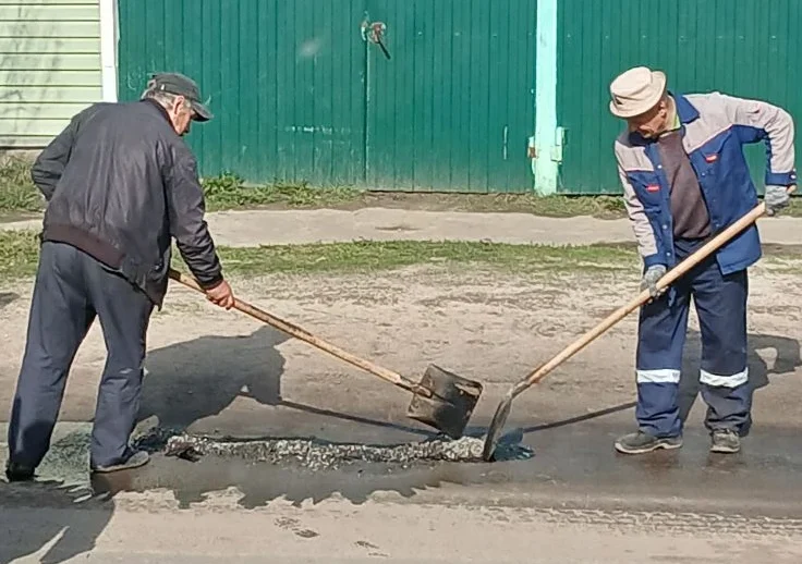 На улицах Мглина ведется ямочный ремонт дорог