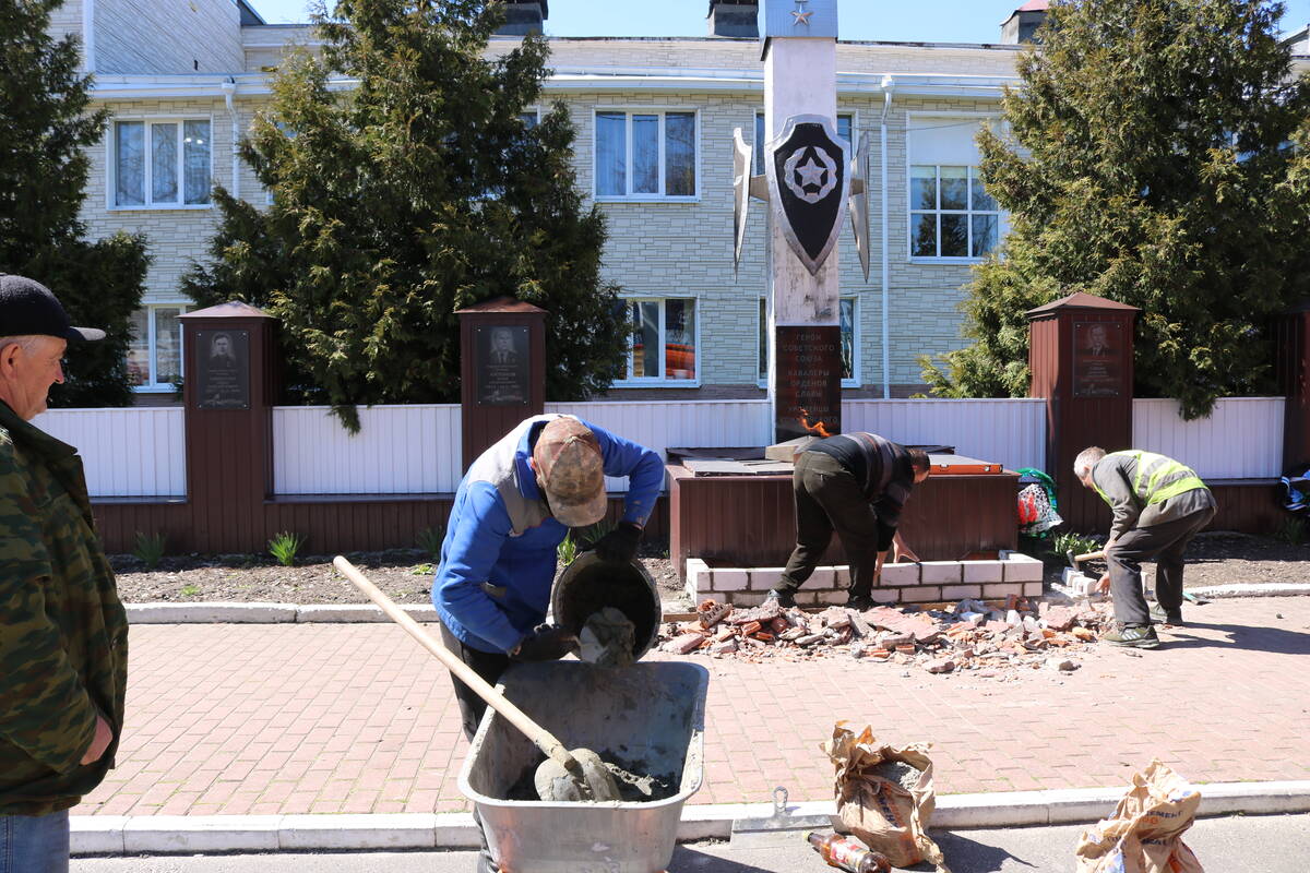 В Комаричах ко Дню Победы обновили два воинских мемориала
