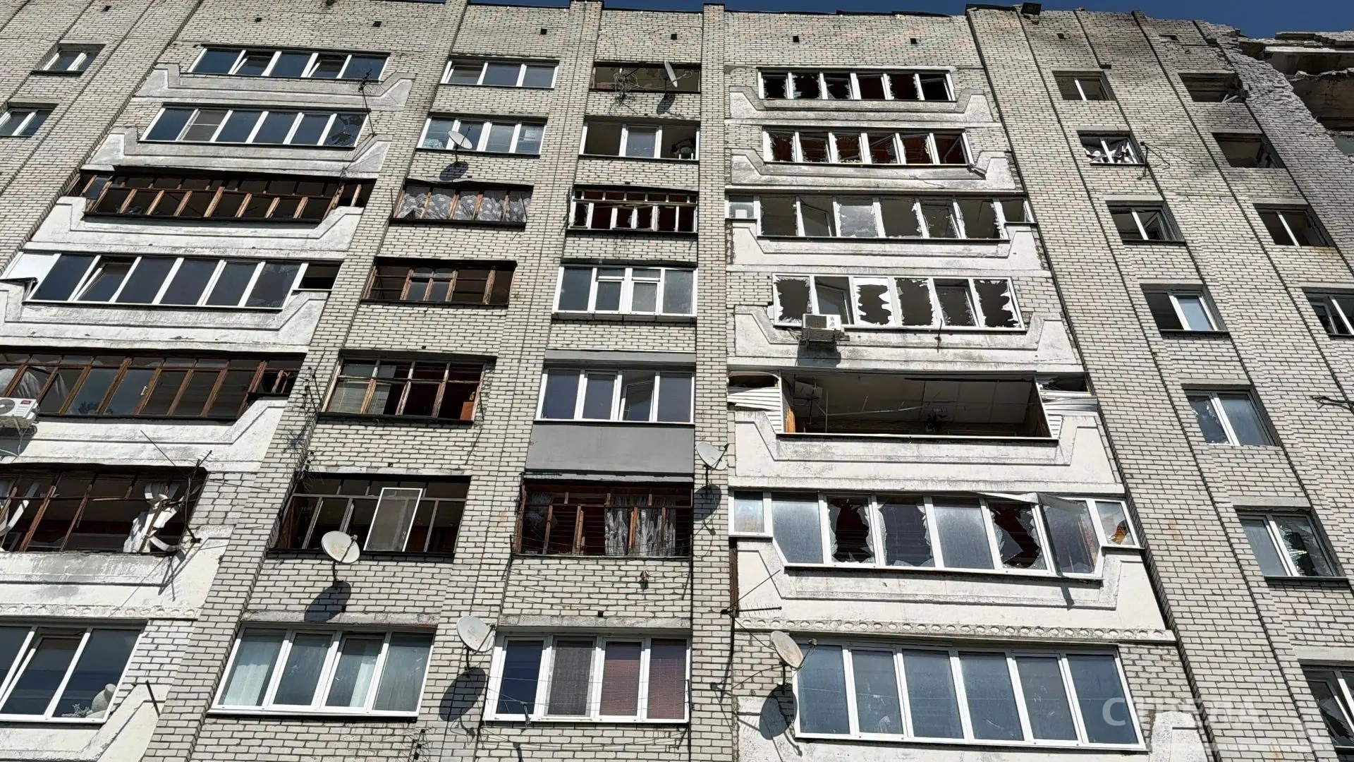 Стройфирмы, волонтёры и жители помогают восстанавливать повреждённые дома в Брянске