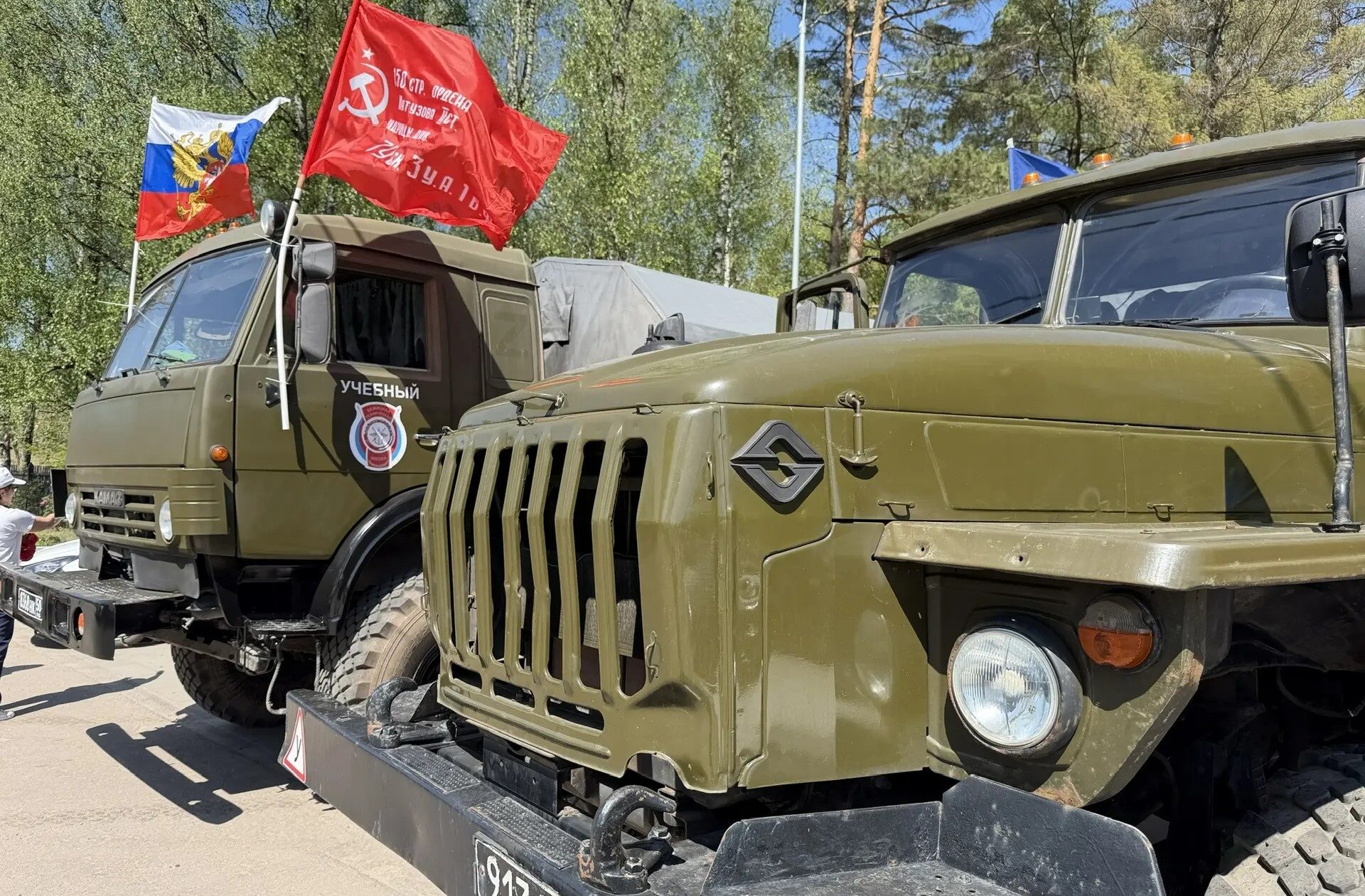 В Брянске 15 автомобилей приняли участие в автопробеге ко Дню Победы и 100-летию ДОСААФ