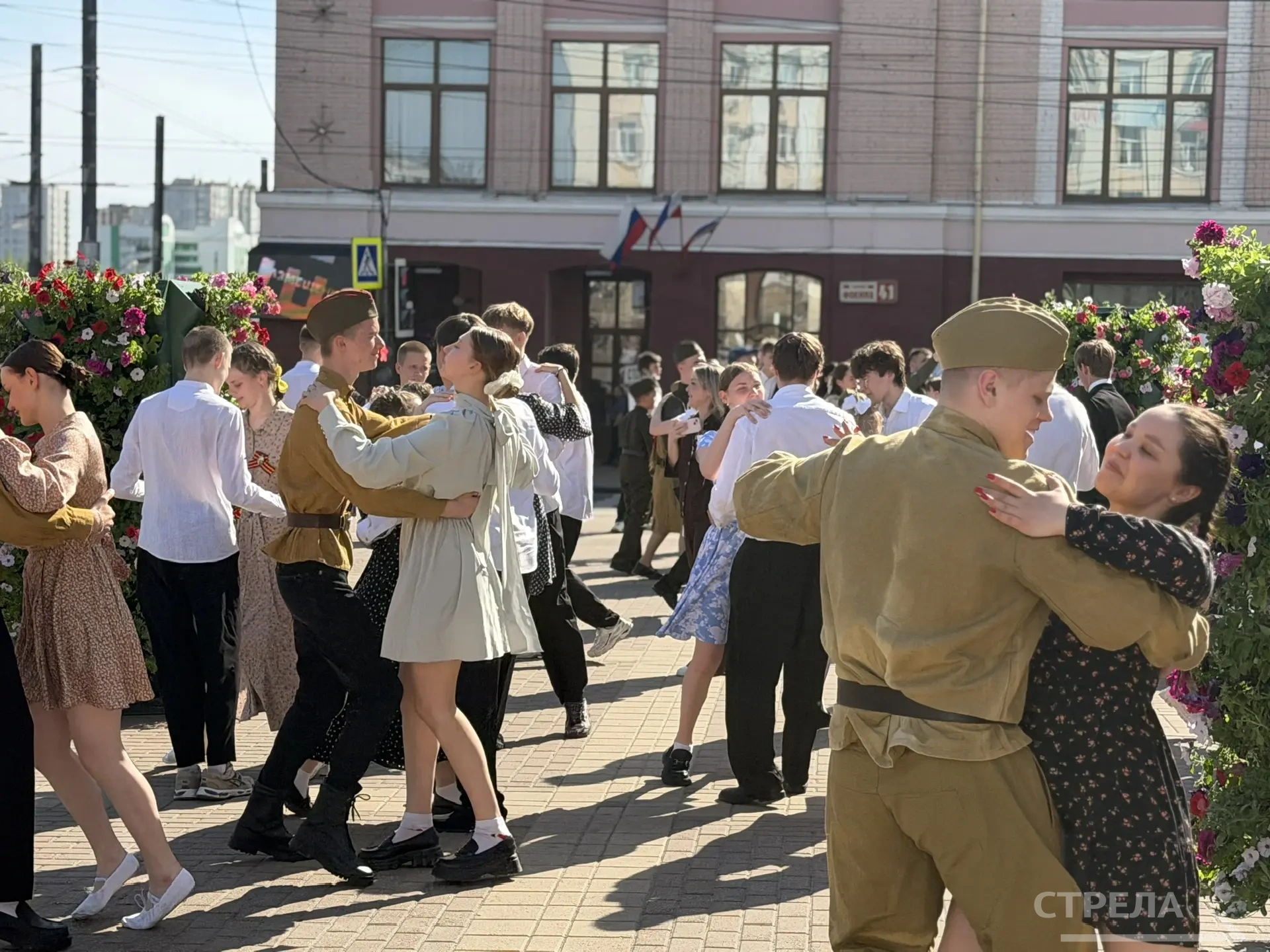Брянцы всех возрастов закружились в танце у театра Толстого