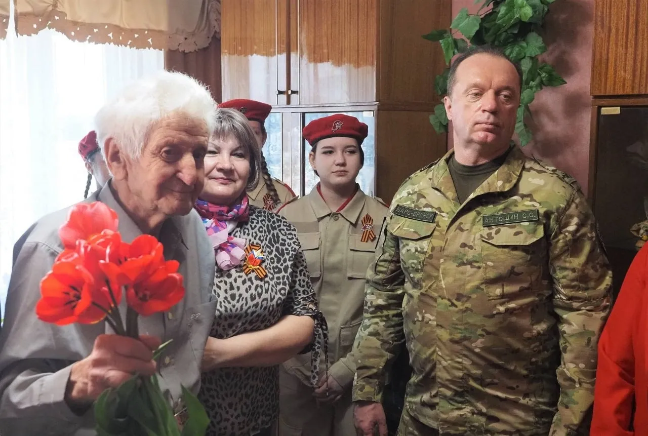 Анатолий Есин и Александр Мельников приняли поздравления от командира брянских добровольцев