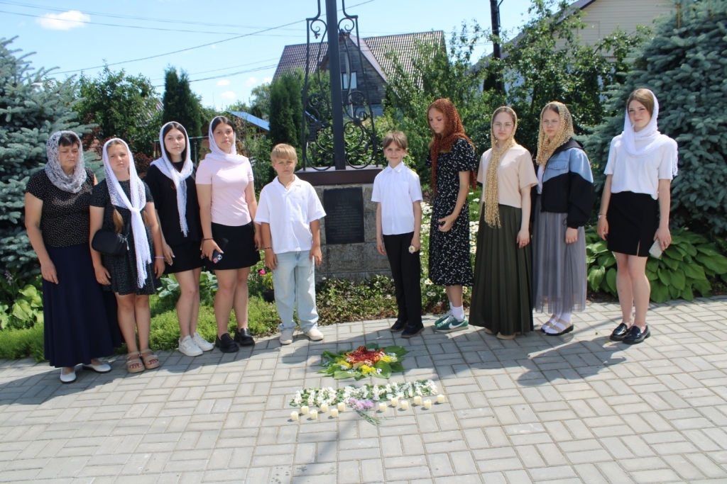 Воспитанники воскресной школы г. Мглина создали творческую композицию к Дню памяти и скорби