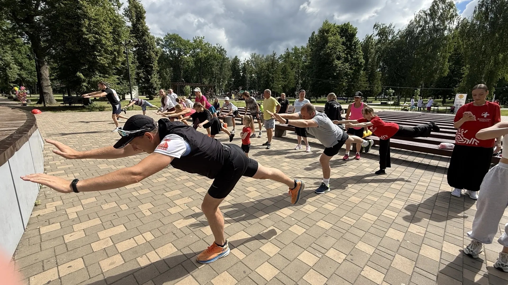 В парке «Майский» прошло спортивное утро для участников клуба «Активное долголетие»