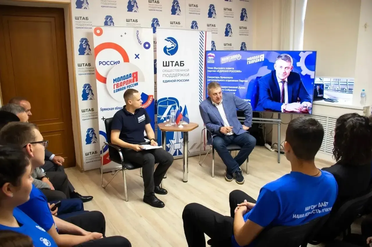Депутат Госдумы встретился с активистами «Молодой Гвардии» в штабе общественной поддержки