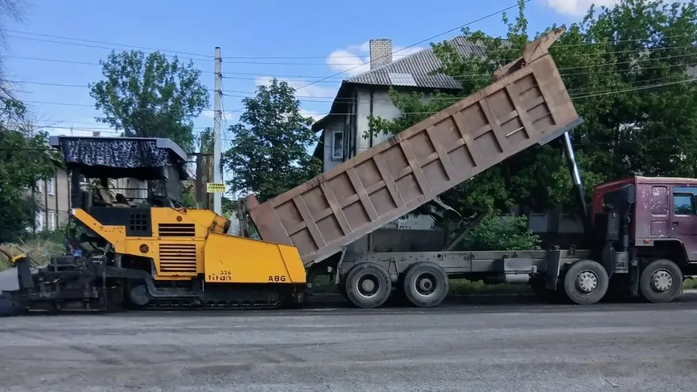 В подшефном городе Брянка восстанавливают 296 км дорог