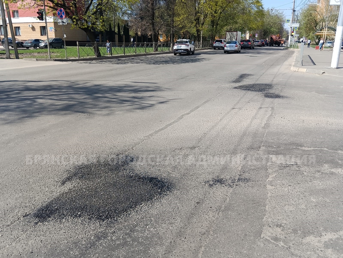 С начала года в Брянске восстановили более 20 400 квадратных метров асфальта