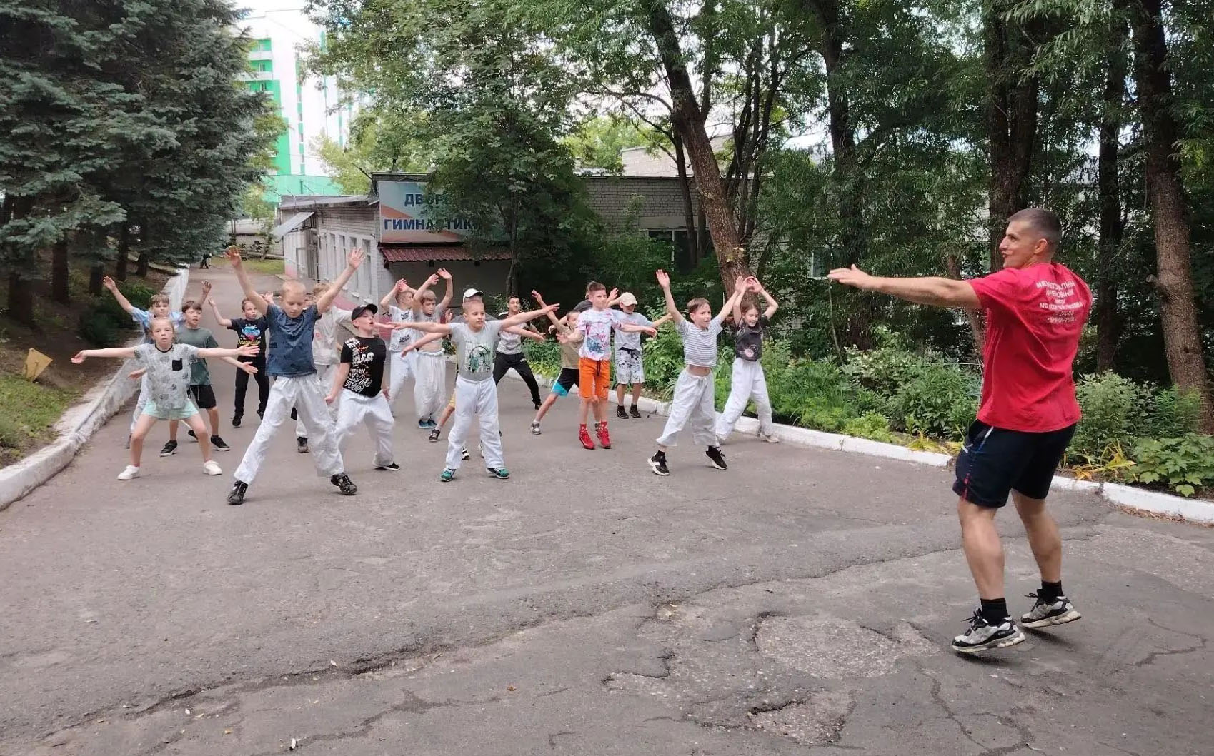 Мастер спорта Владимир Печерских провёл зарядку для юных спортсменов