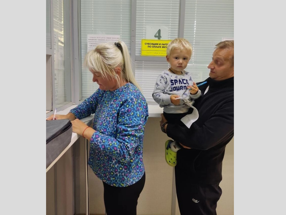 Многодетная семья из Навли получила выплату на подготовку к школе