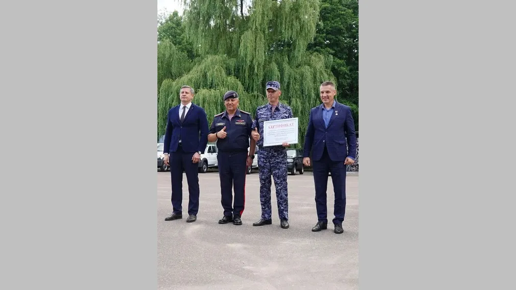 Правительство Брянской области передало Росгвардии 10 автомобилей «Нива» и «УАЗ»
