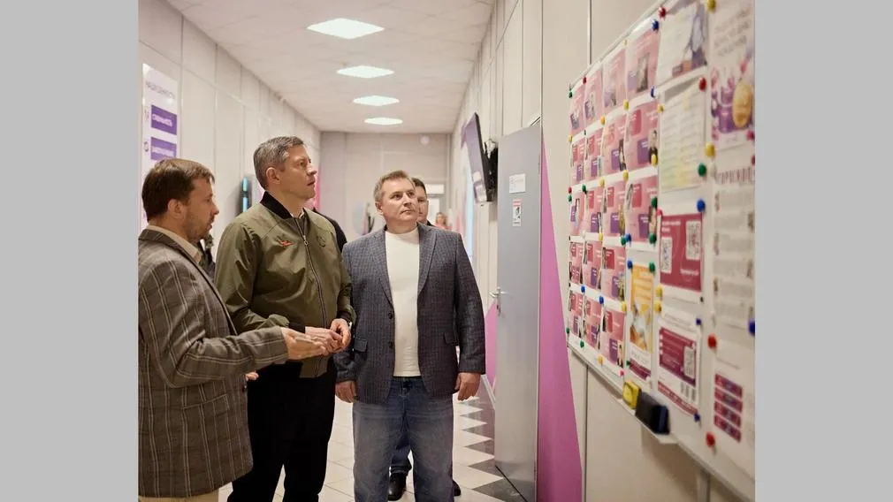 Егор Ковальчук оценил работу брянского контакт-центра