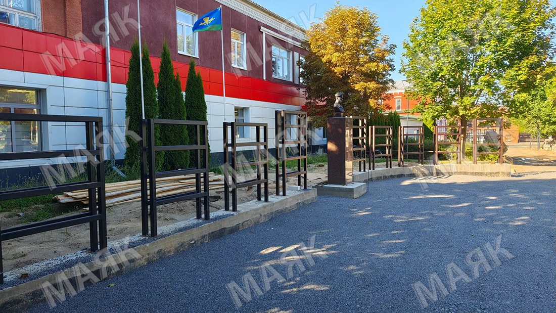 В Новозыбкове обновляют Аллею Славы по нацпроекту