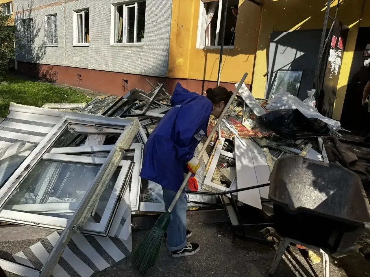 В Брянске устраняют последствия ракетного удара