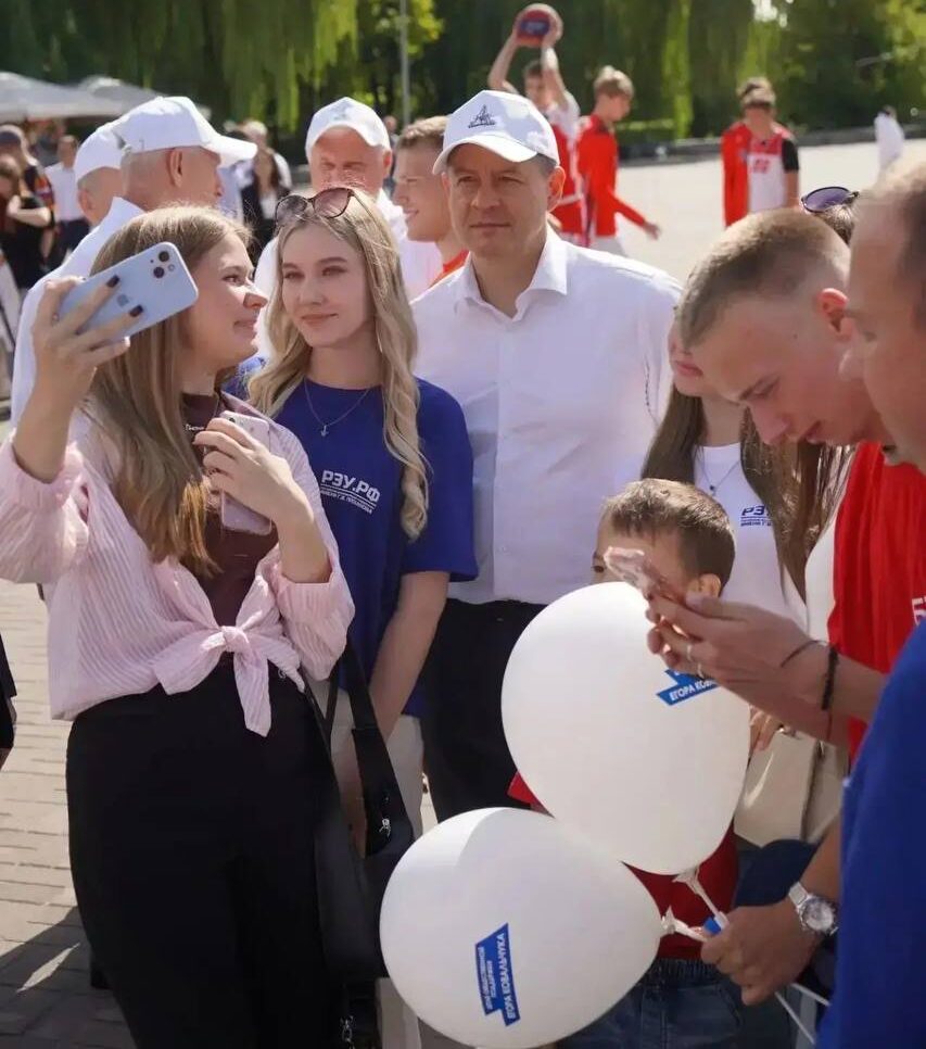 Врио губернатора побывал на площадках уличного фестиваля у Кургана Бессмертия