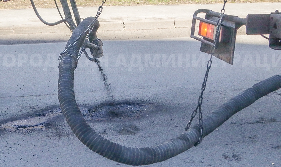 В Брянске продолжается ямочный ремонт дорог