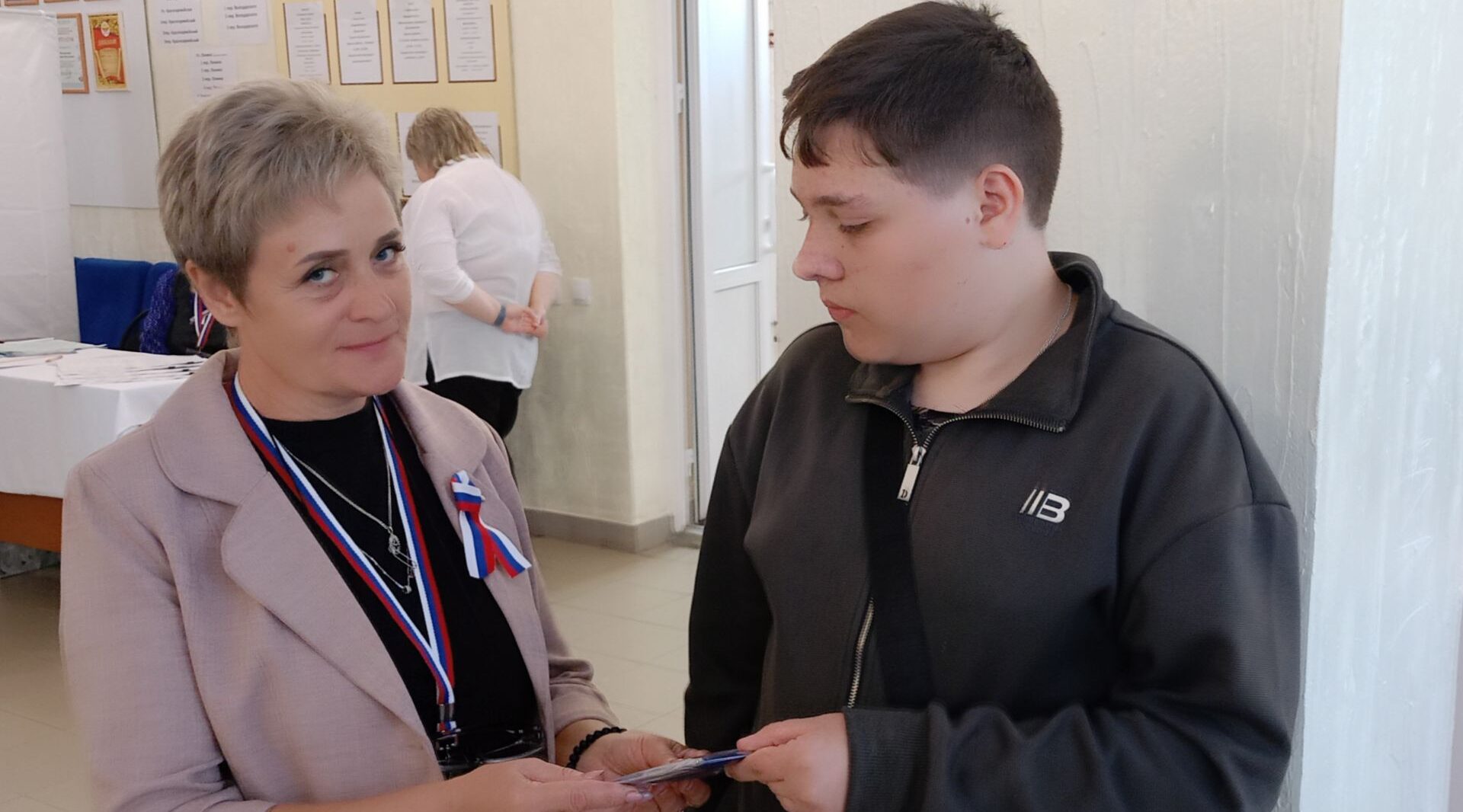На участках в г. Мглине голосуют молодые избиратели