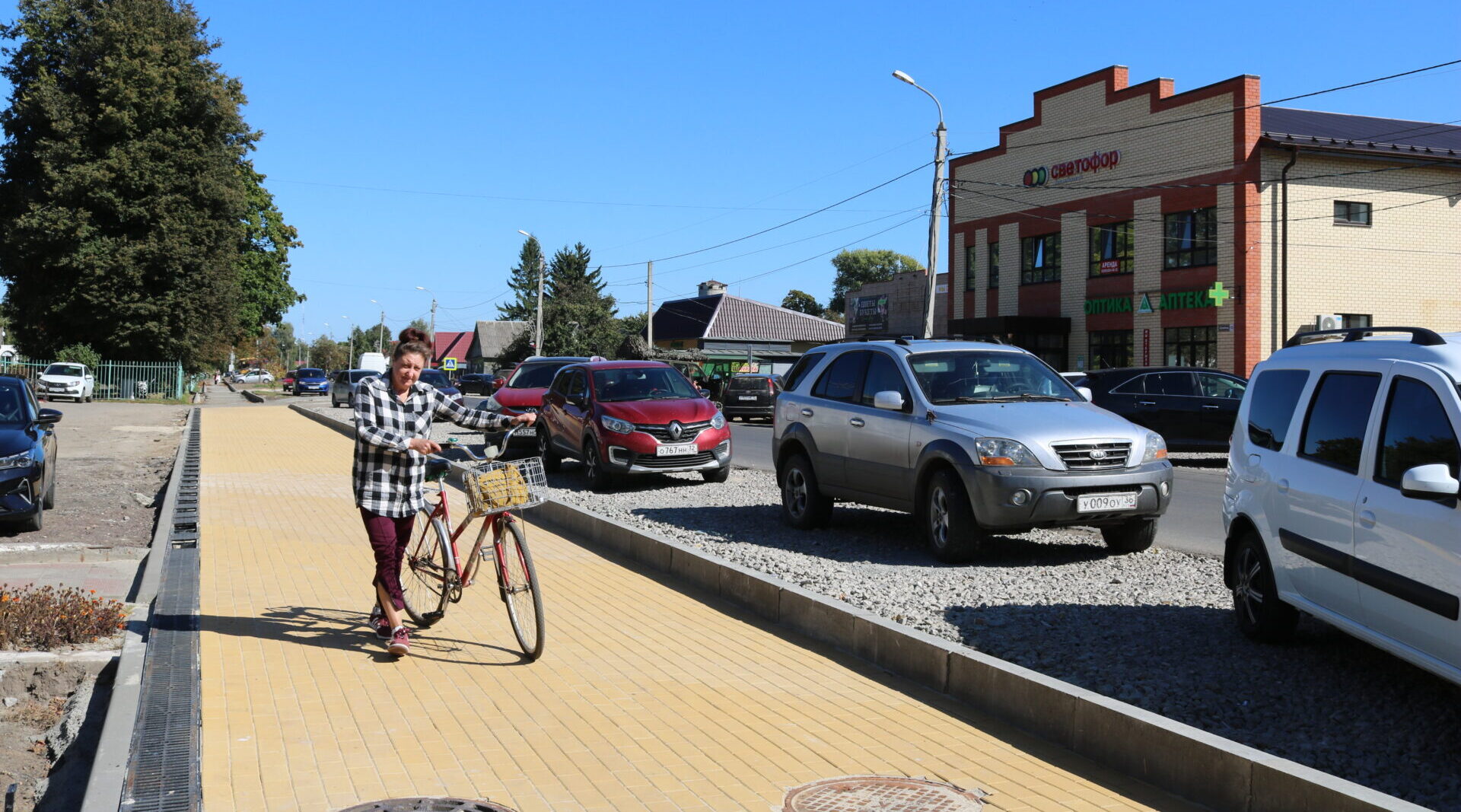 В Комаричах обустраивают тротуары и парковки на улице Ленина