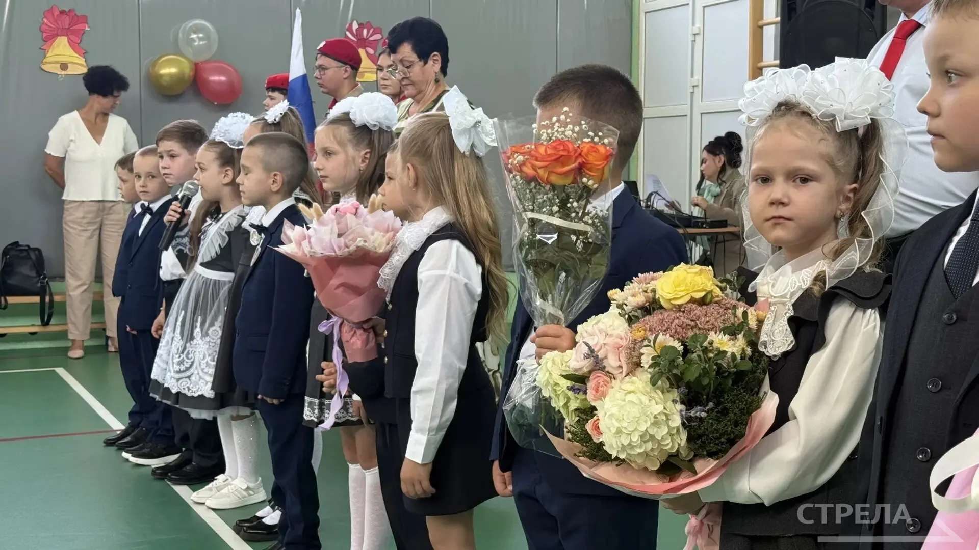 В школе №55 Брянска прошла линейка для первоклассников и выпускников