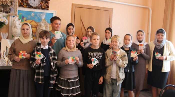 Воспитанники воскресной школы Успенского храма г. Мглина смастерили поделки ко Дню пожилых людей