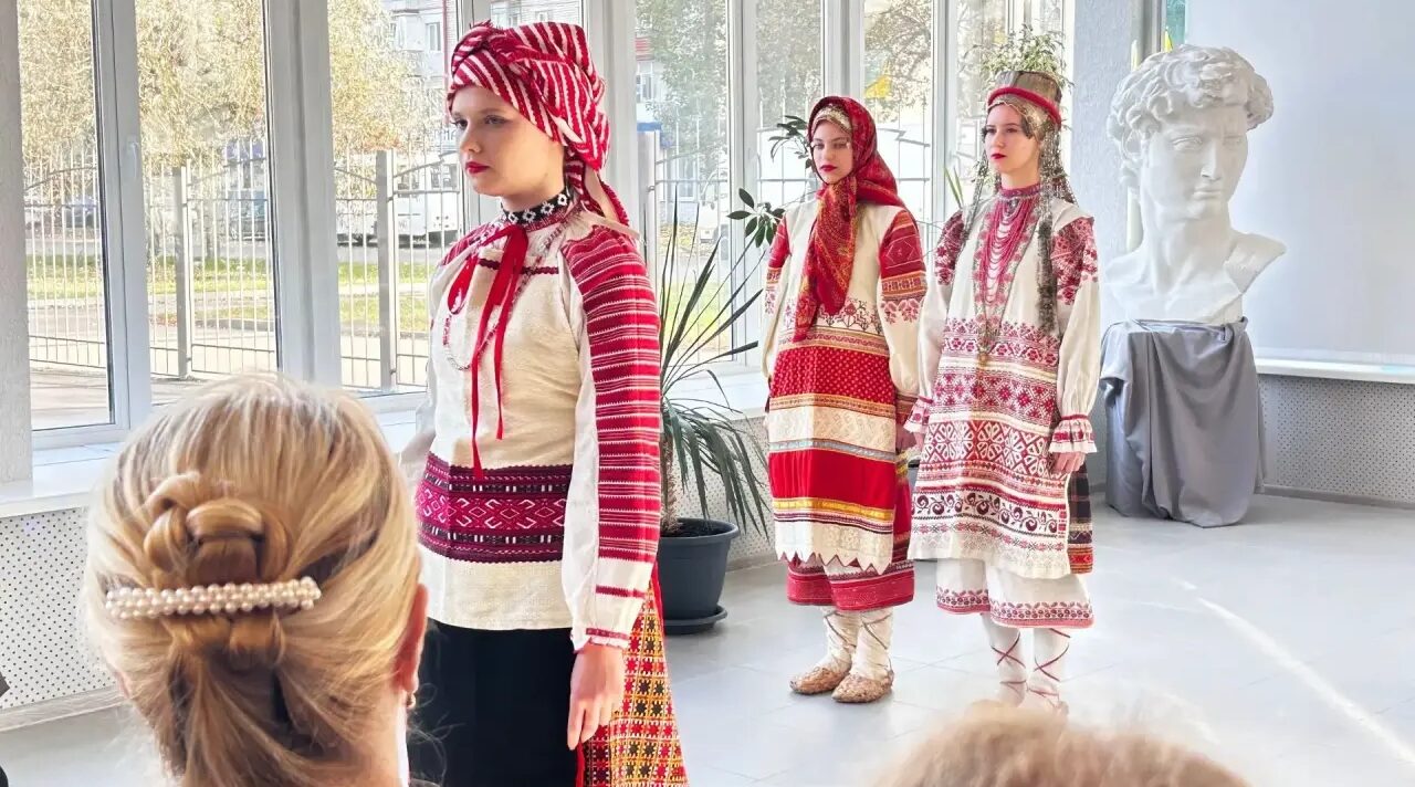 В Брянском областном колледже искусств прошло  «Дефиле традиционных брянских костюмов»