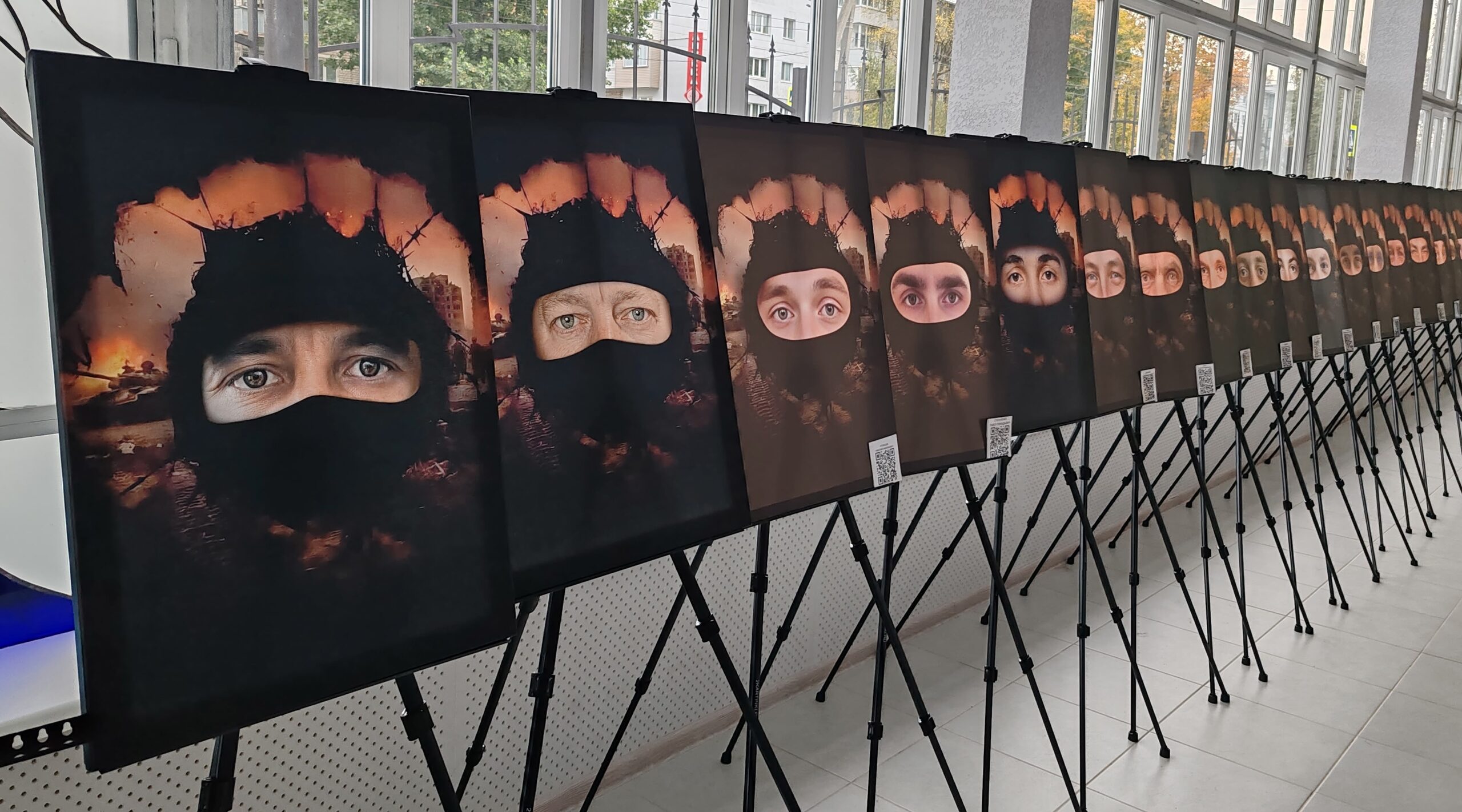 В Брянске открылась выставка «Посмотри в глаза Героя»